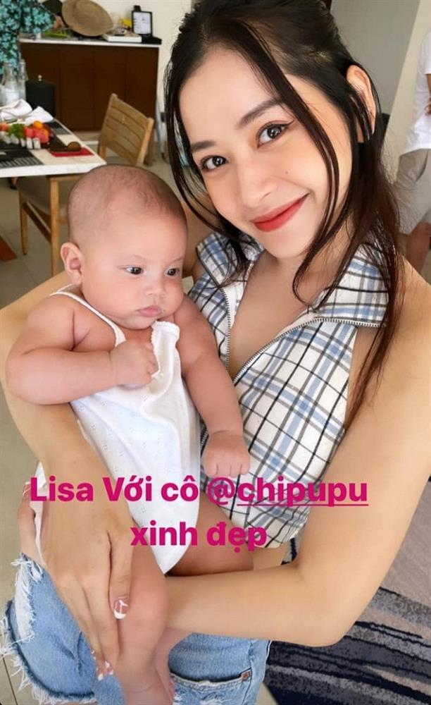 Được Chi Pu bế, biểu cảm hơi quạu của con gái Hà Hồ chiếm spotlight-1