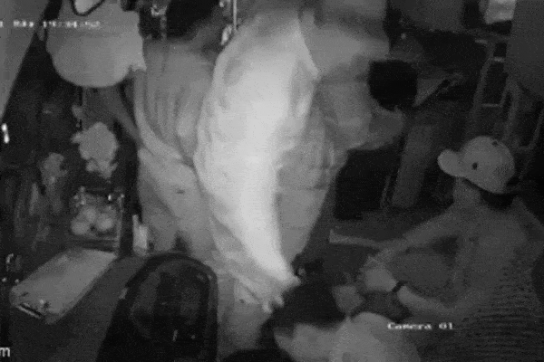 Clip: Nhà xe vác dao, kiếm đe dọa, đánh đập tài xế và phụ xe vì giành khách