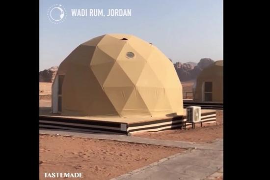 Thung lũng đá đỏ hình dạng kỳ dị ở Jordan