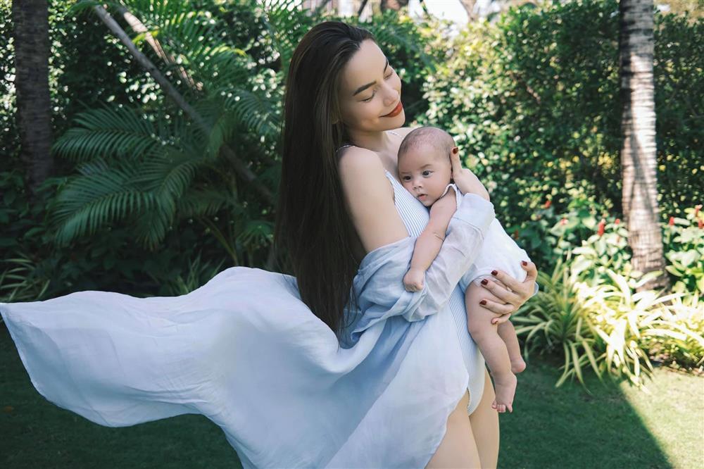 Hà Hồ khoe gia đình đẹp đều, Subeo chiếm spotlight nhờ hành động nhỏ-2