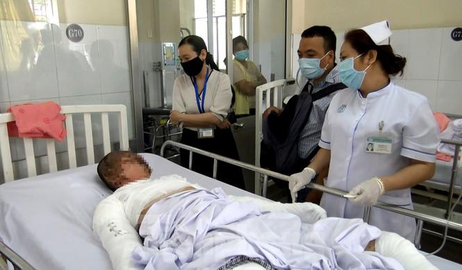 Lên mạng học cách chế pháo nổ chơi Tết, 2 thanh niên gặp nạn, bỏng nặng toàn thân-1