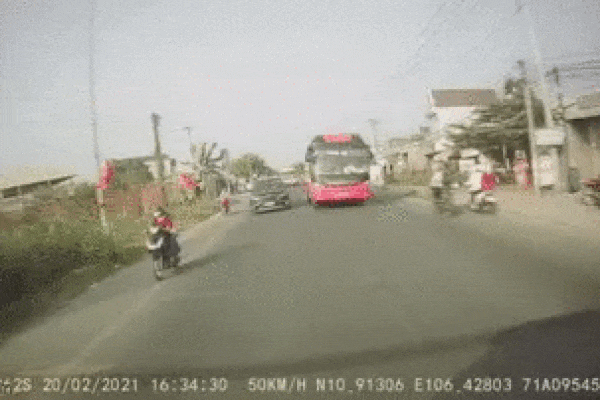 Clip: Cú đánh lái 'tử thần' của xe khách, hất văng người đàn ông đi ngược chiều ra đường