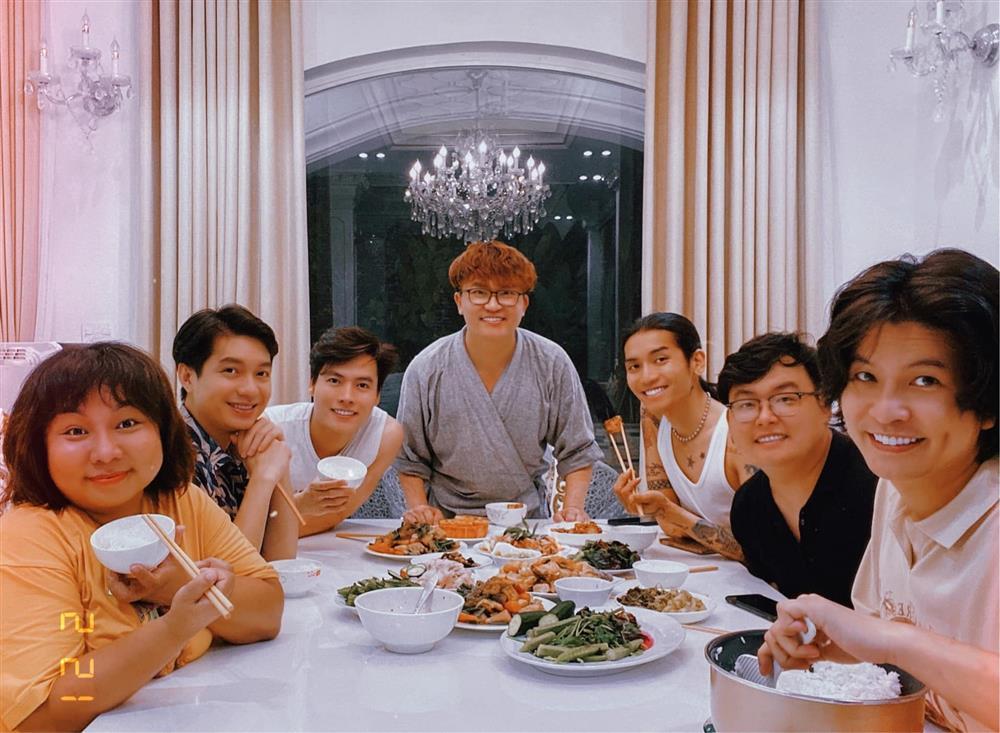 BB Trần lộ mặt giả trân khi tới nhà Đại Nghĩa ăn tiệc đầu năm-3