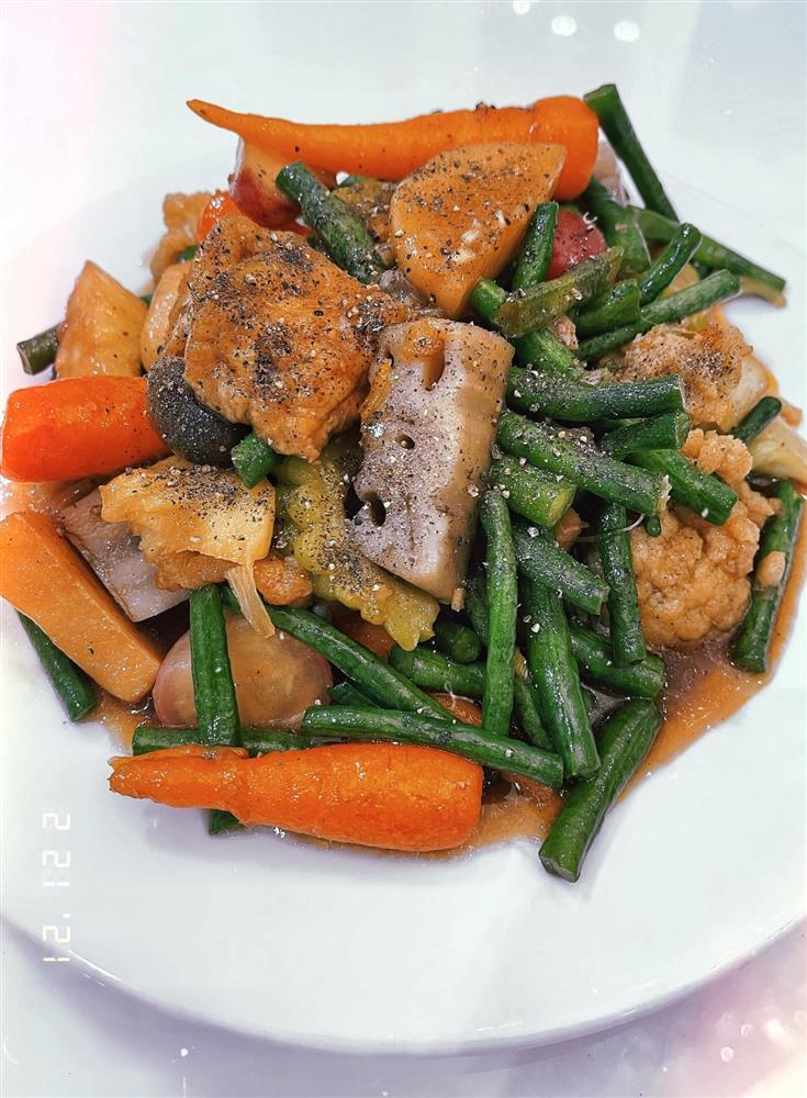 BB Trần lộ mặt giả trân khi tới nhà Đại Nghĩa ăn tiệc đầu năm-6