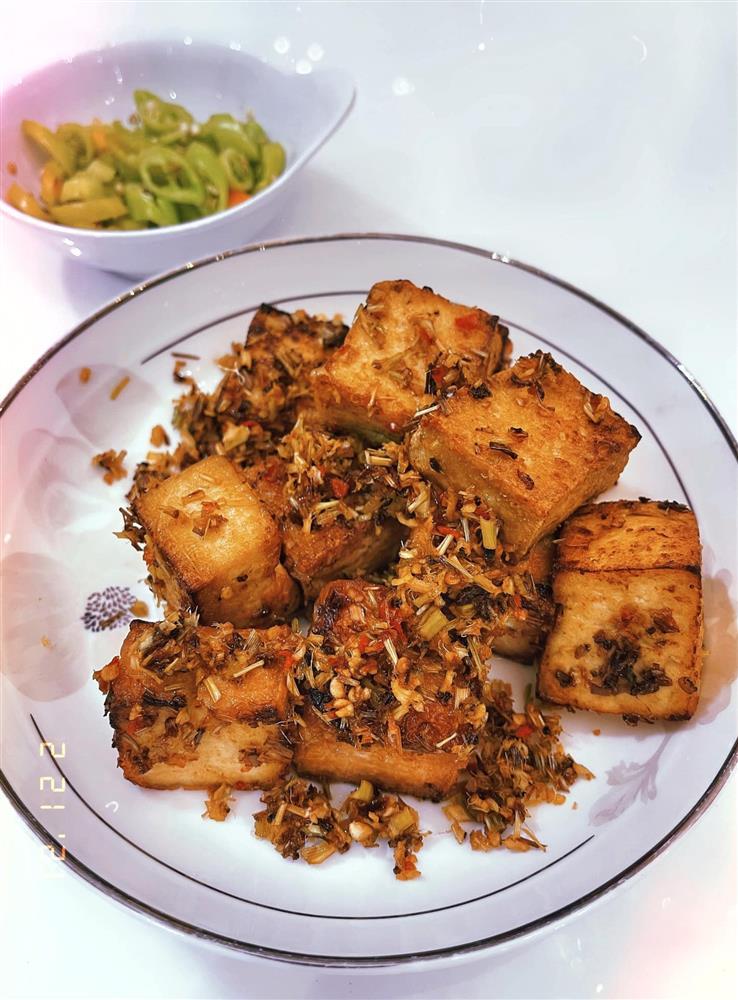 BB Trần lộ mặt giả trân khi tới nhà Đại Nghĩa ăn tiệc đầu năm-9