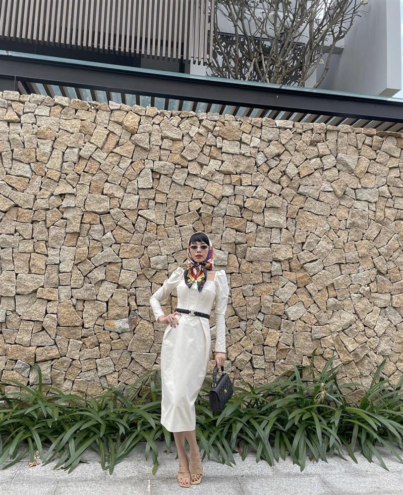 Mốt quàng khăn mỏ quạ cụ bà được Tóc Tiên, Sơn Tùng biến hóa cực đỉnh-4