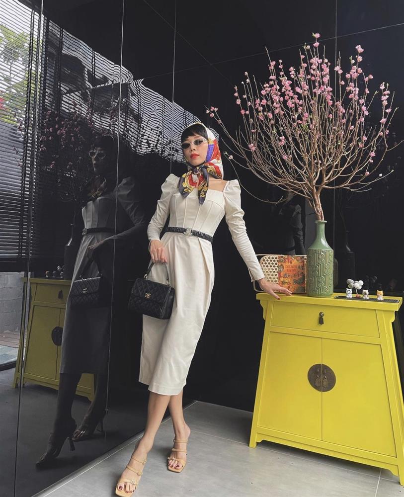 Mốt quàng khăn mỏ quạ cụ bà được Tóc Tiên, Sơn Tùng biến hóa cực đỉnh-5