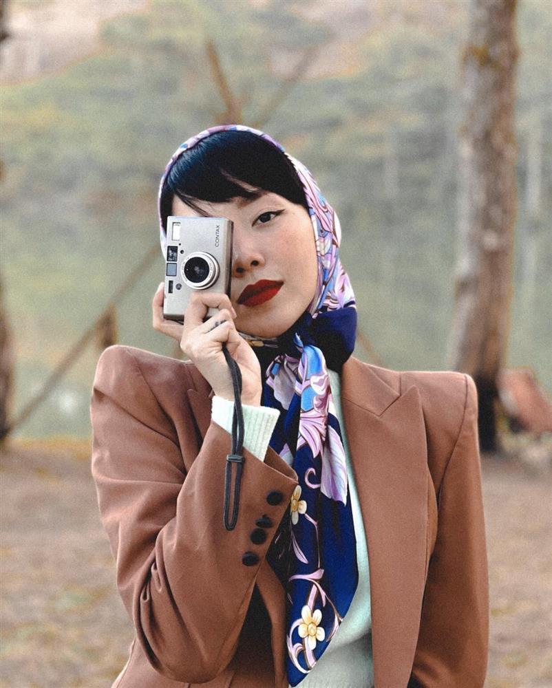 Mốt quàng khăn mỏ quạ cụ bà được Tóc Tiên, Sơn Tùng biến hóa cực đỉnh-1