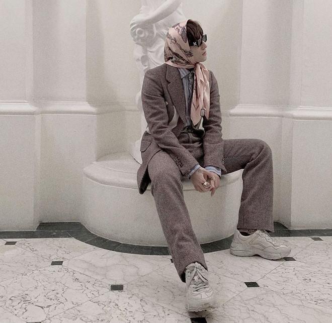 Mốt quàng khăn mỏ quạ cụ bà được Tóc Tiên, Sơn Tùng biến hóa cực đỉnh-7