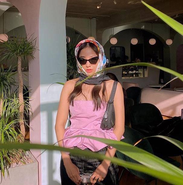 Mốt quàng khăn mỏ quạ cụ bà được Tóc Tiên, Sơn Tùng biến hóa cực đỉnh-8