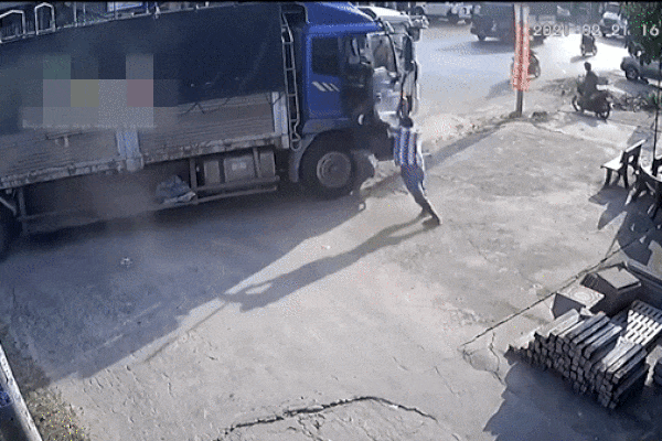 Clip: Tranh đường, 2 tài xế xe tải cầm hung khí 'xử' nhau như phim hành động