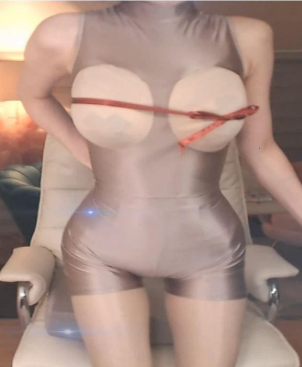 Tự chế trang phục, loạt nữ streamer đình đám giới trẻ mặc như không-3