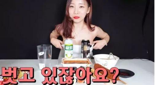 Tự chế trang phục, loạt nữ streamer đình đám giới trẻ mặc như không-4