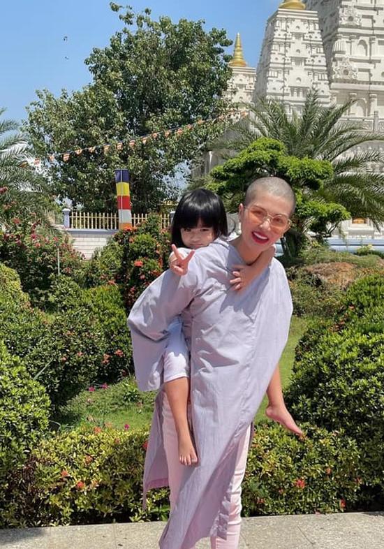 Mỹ nhân 6 con đình đám showbiz Việt bất ngờ cạo đầu trọc lóc-1