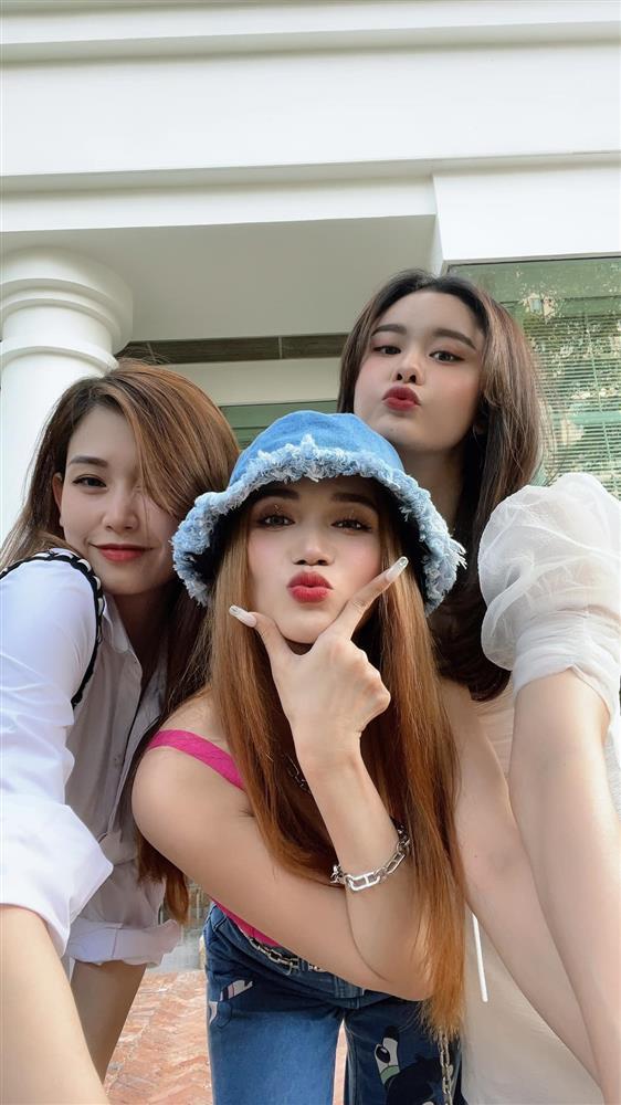 Sĩ Thanh tạo dáng bàn tay hư, ve vãn vòng 1 Trương Quỳnh Anh-1