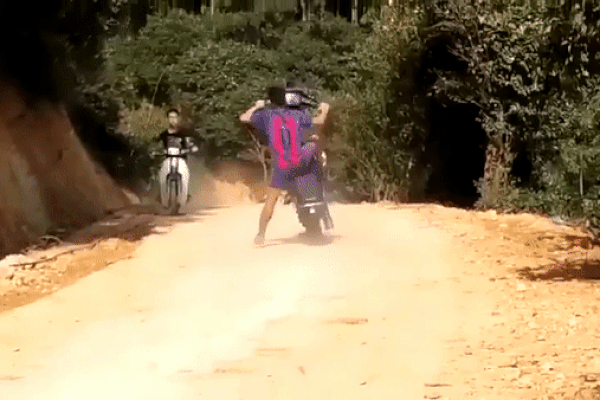 Cặp nam nữ ôm nhau bốc đầu xe, biểu diễn xiếc giữa đường táo tợn-1