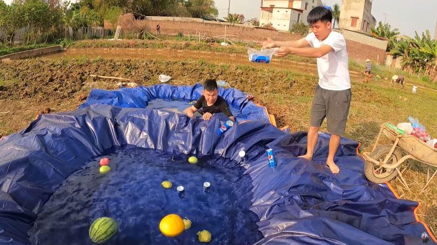 Con trai bà Tân Vlog ra video đại tiệc theo phong cách Dubai, dân tình ném đá chê bẩn-1