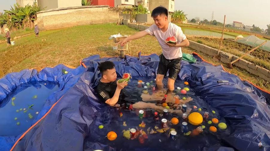 Con trai bà Tân Vlog ra video đại tiệc theo phong cách Dubai, dân tình ném đá chê bẩn-6