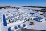 Giãn cách xã hội trong mê cung tuyết lớn nhất thế giới