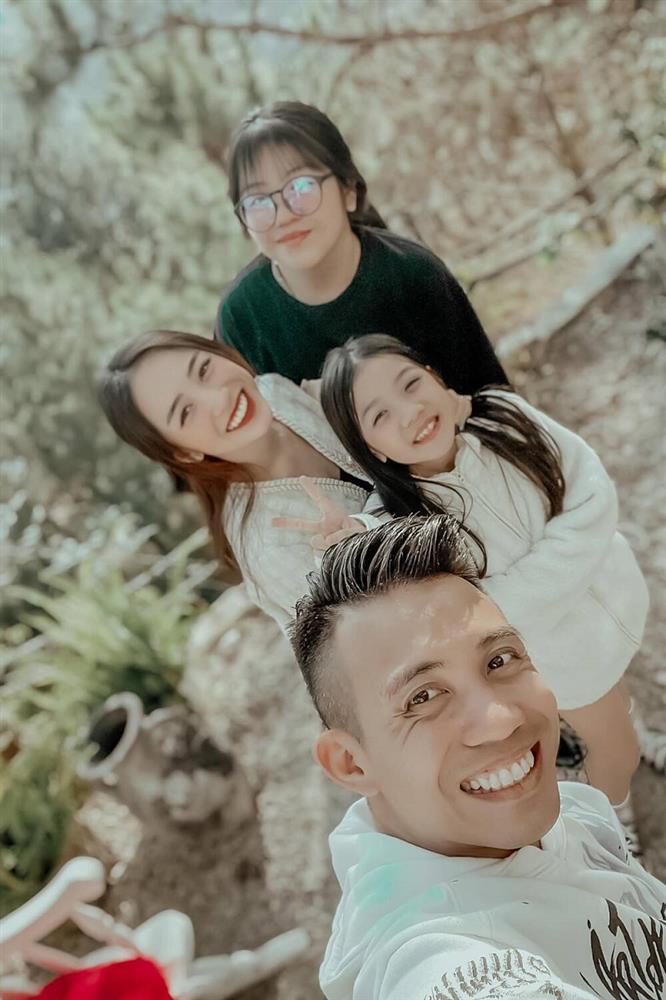 Soi những lần hiếm hoi Minh Nhựa xuất hiện cùng vợ đầu và 3 con riêng-3