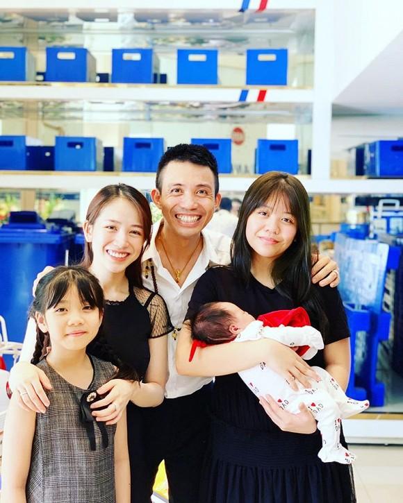 Soi những lần hiếm hoi Minh Nhựa xuất hiện cùng vợ đầu và 3 con riêng-6