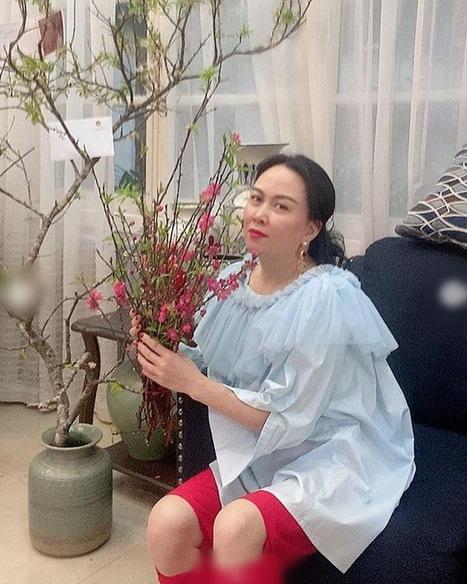 Phượng Chanel lên đồ ngày Tết: Hết hở toác gối lại chuyển sang lôi thôi bà thím-2