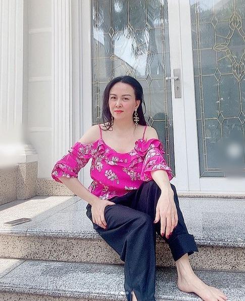 Phượng Chanel lên đồ ngày Tết: Hết hở toác gối lại chuyển sang lôi thôi bà thím-4