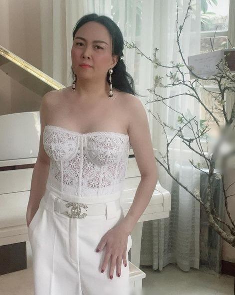 Phượng Chanel lên đồ ngày Tết: Hết hở toác gối lại chuyển sang lôi thôi bà thím-7