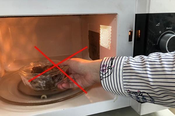 Nguyên nhân chị em không nên quá lạm dụng gói thức ăn bằng giấy bạc-8