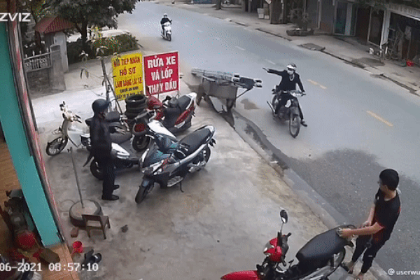 Clip: Ô tô vào cua đâm trúng vách đá, nhà 4 người gặp đại nạn trên đèo Bảo Lộc-1