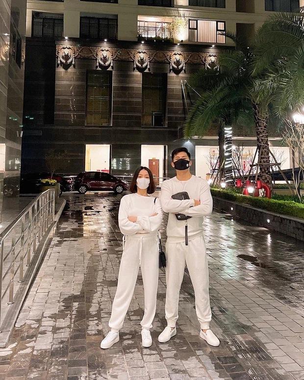 Hễ diện đồ trắng là các cặp phi công - máy bay Vbiz chênh 11 tuổi đồng loạt xứng đôi-2