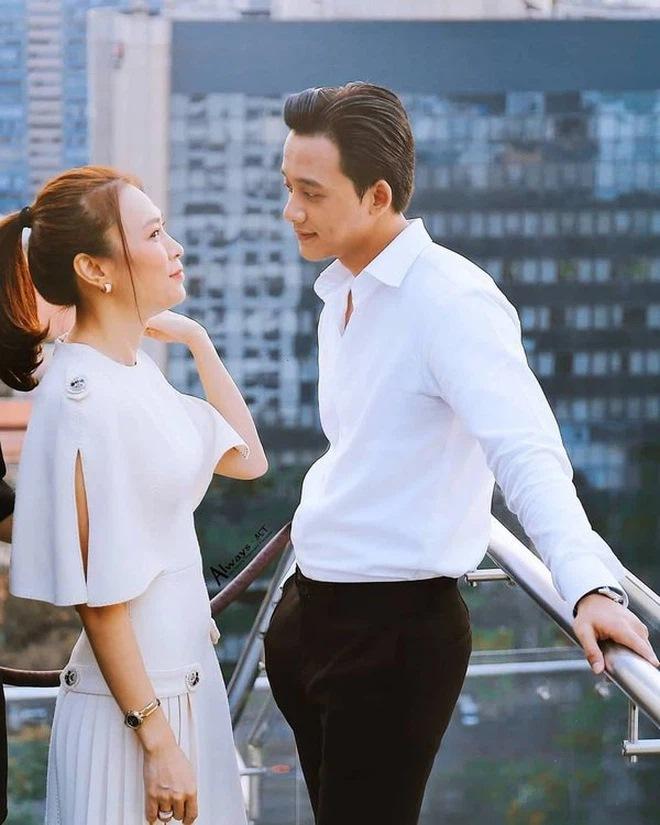 Hễ diện đồ trắng là các cặp phi công - máy bay Vbiz chênh 11 tuổi đồng loạt xứng đôi-5