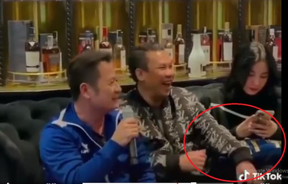 Lộ clip Cẩm Đan tình tứ bên chồng cũ Lệ Quyên-2