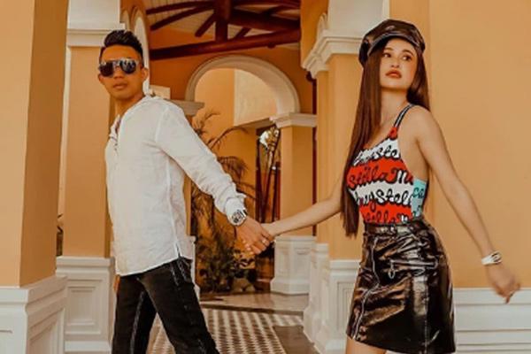 Vợ hai Minh Nhựa ăn bánh bơ, đội mũ phớt mặc kệ chuyện ly hôn của chồng-7