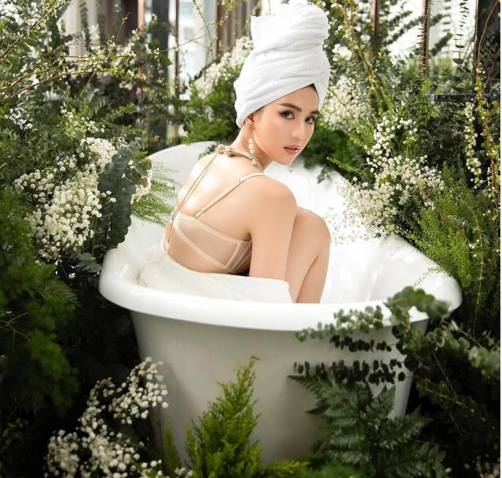 Bỏng mắt trước những lần diện nội y ren xuyên thấu của Ngọc Trinh-4