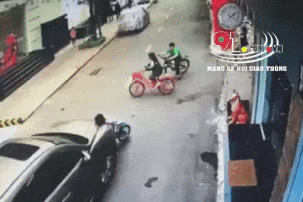 Clip: Ô tô đâm kinh hoàng vào 3 đứa trẻ đạp xe, nhìn hiện trường ai cũng sợ hãi-1