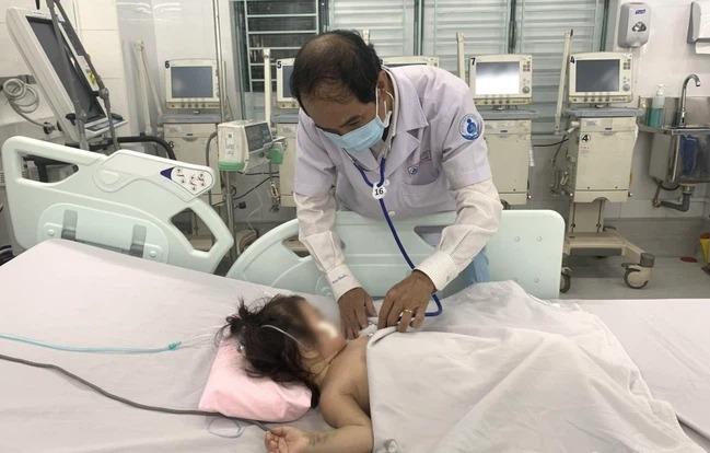 Uống nhầm dầu, bé 15 tháng tuổi nguy kịch, phải chạy ECMO xuyên Tết-2