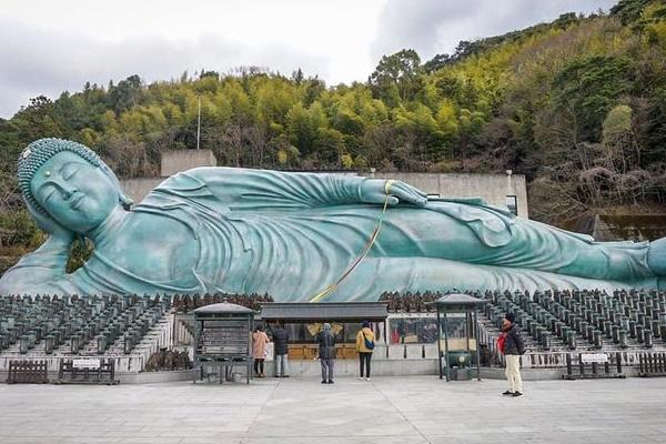 Cầu đi bộ phát sáng như phim khoa học viễn tưởng-1