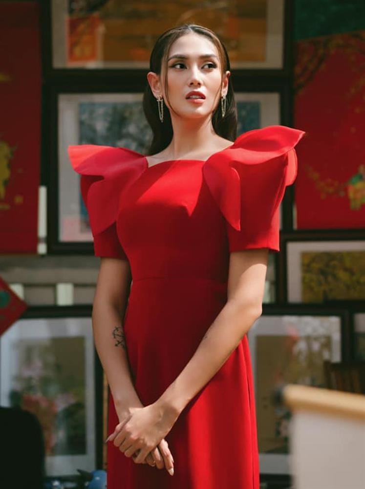 Loạt mỹ nhân Việt đụng hàng khét lẹt mẫu áo dài đỏ tươi dịp Tết vừa qua-1