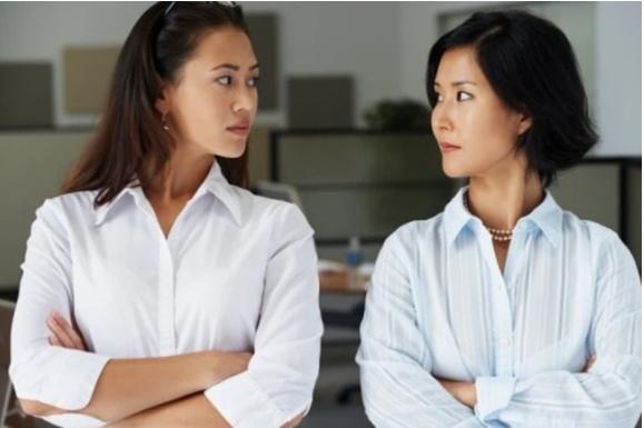 Trong bữa cơm, vợ đưa đơn ly hôn với lý do nực cười làm mẹ tôi giận dữ mắng tôi lấy nhầm vợ-1