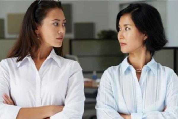 Thấy cái áo mới giá 3 triệu trên bàn, chồng giận dữ ném xuống đất nhưng sau đó ngượng mặt-2