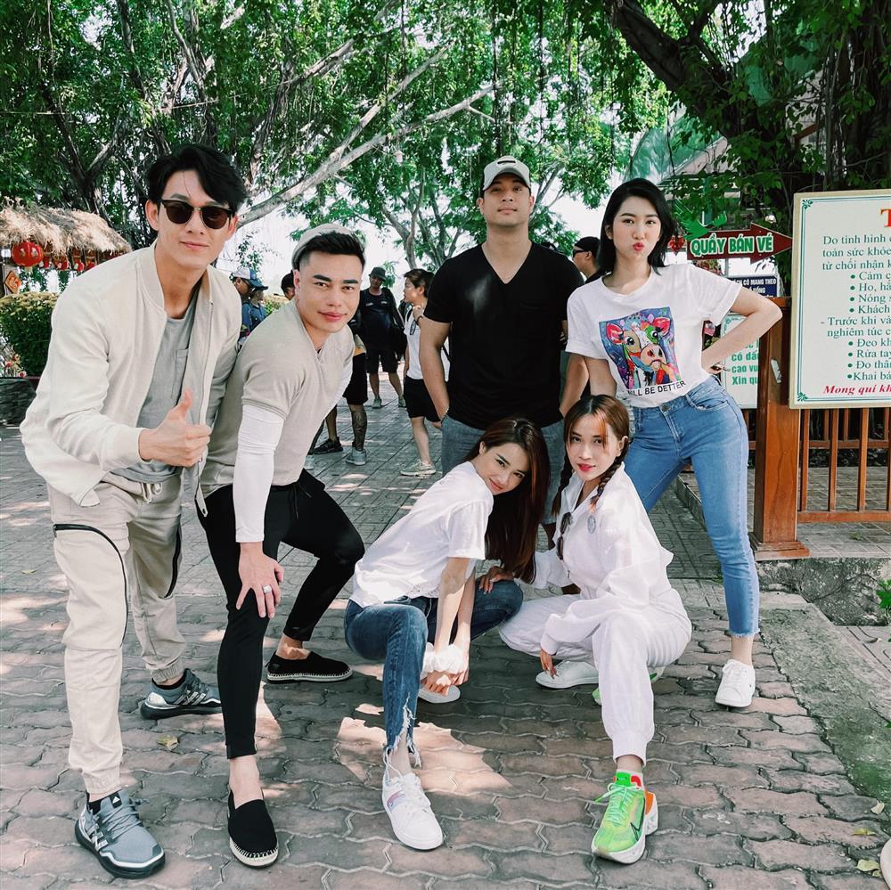 Thúy Ngân hẹn hò đầu năm với hội bạn, sự xuất hiện của Trương Thế Vinh gây chú ý nhất-1