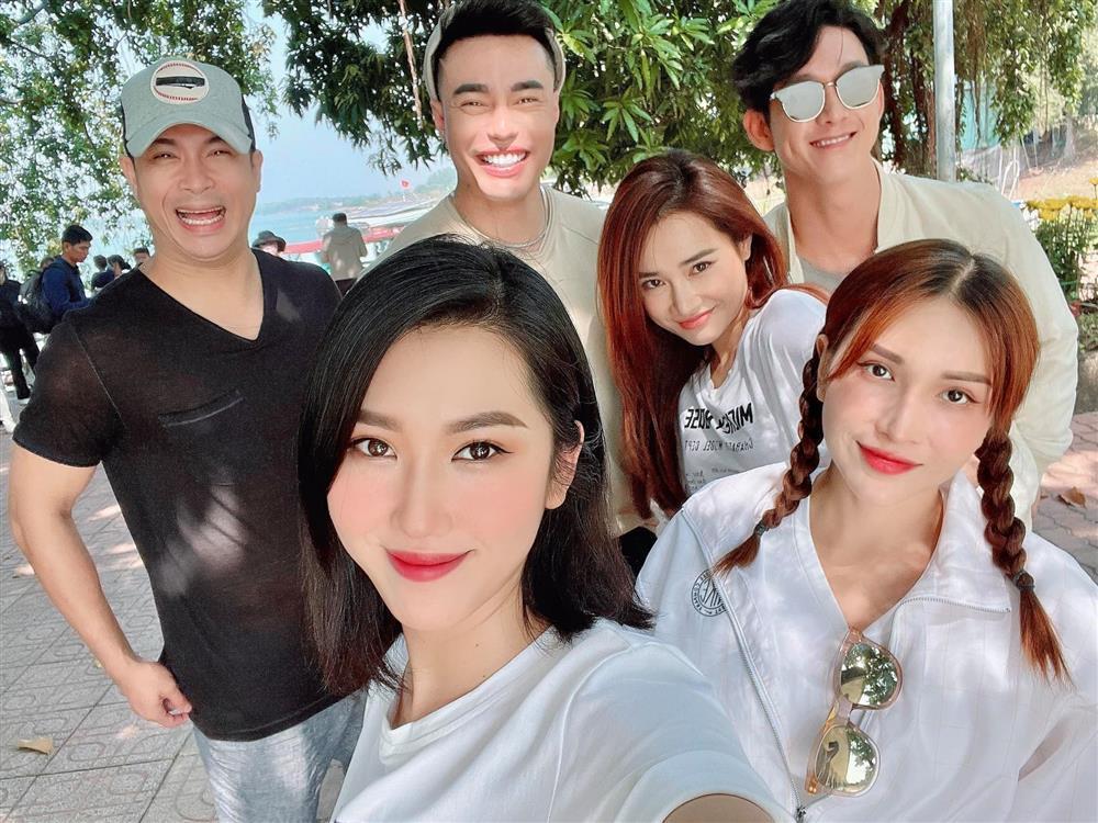 Thúy Ngân hẹn hò đầu năm với hội bạn, sự xuất hiện của Trương Thế Vinh gây chú ý nhất-2