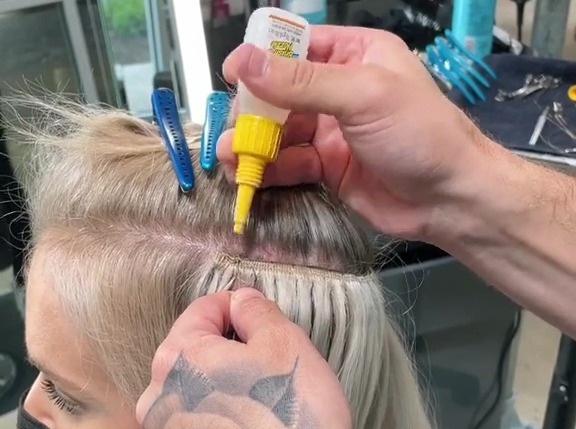 Người thợ bị chỉ trích vì dùng keo dán nối tóc cho khách-1