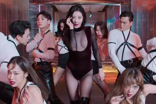 Sunmi mặc hở bạo lộ nửa vòng 1 trong MV mới