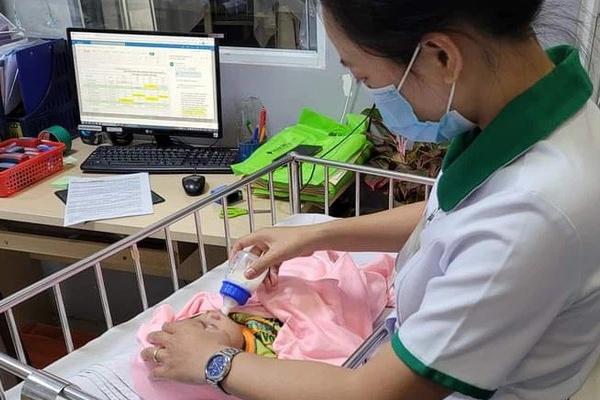 Bé gái 2 ngày tuổi bị bỏ rơi giữa vườn tràm, côn trùng cắn hoại tử rốn-2