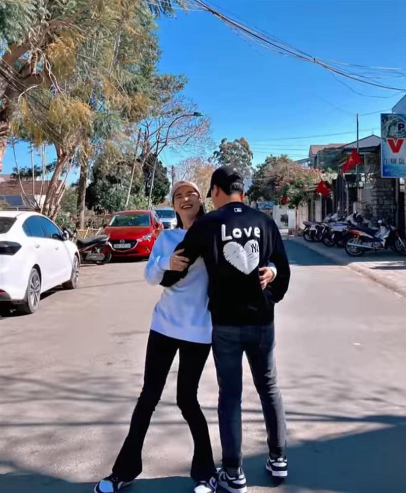 Đồ đôi tình tứ, cẩu lương ngập mặt của Trường Giang - Nhã Phương-3