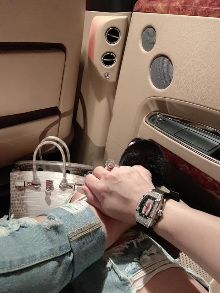 Hàng hiệu của 2 bà vợ Minh Nhựa: Người sang chảnh - người vẫn phèn-2