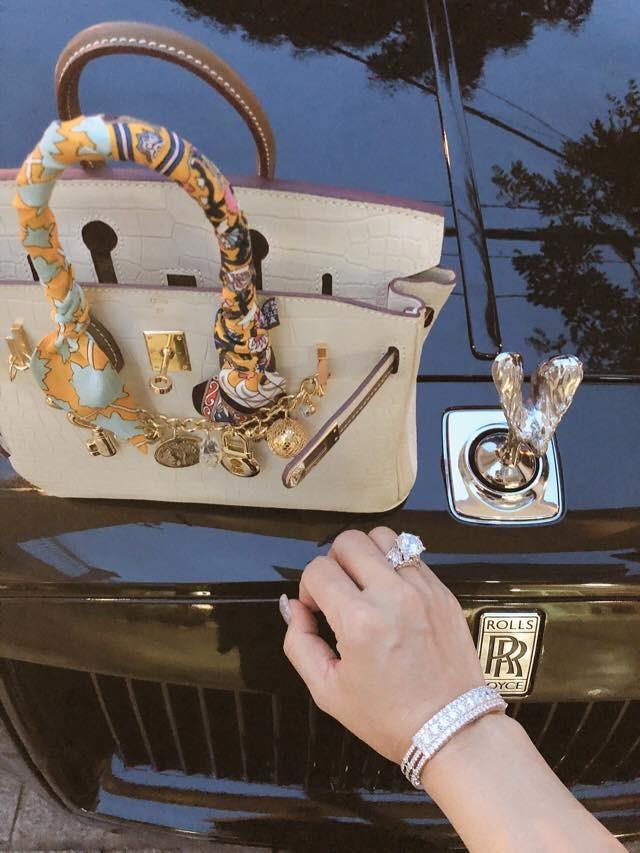 Hàng hiệu của 2 bà vợ Minh Nhựa: Người sang chảnh - người vẫn phèn-5