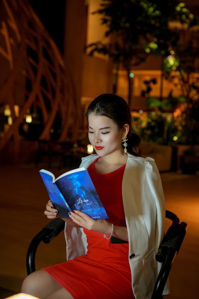 Cô giáo gốc Việt rạng rỡ áo dài khai xuân ở Singapore-1